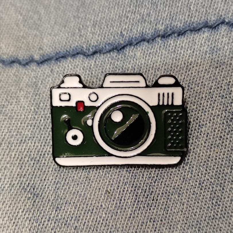 Vintage Black White Badge Camera Enamel Pin Custom Brooch Bag Clothes Lapel Pin Outdoor Photography Jewelry Gift