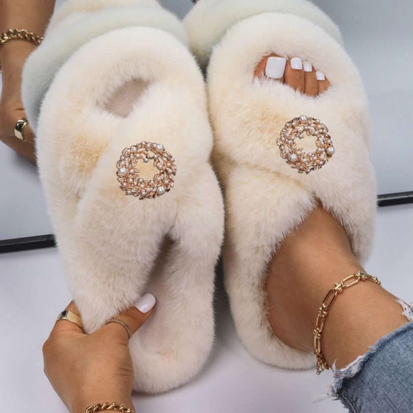 Fluffy Slides Flip Flops Female Pearl Wreath Indoor Slippers Designer Fur Sandals Plush Slippers Women Luxury 2